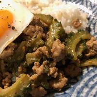 にがうりとひき肉の青とうがらし味噌炒め丼♪目玉焼きのっけ(#^.^#)♪