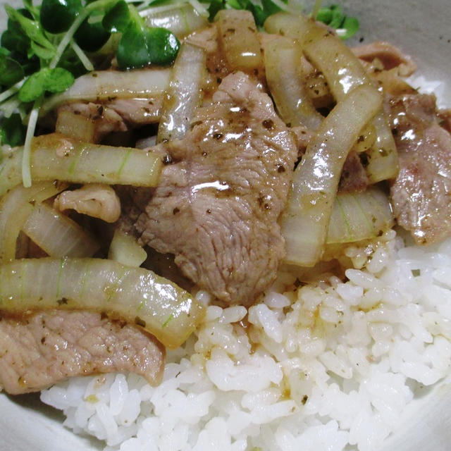 豚こまの麺つゆしそ梅丼＜風味満点♪＞