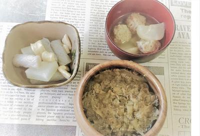 鯖そぼろ丼・こんにゃくと大根煮、鶏肉つみれの味噌玉