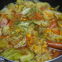 【ヤマキだし部】だしのうまみであったまる！キャベツとソーセージのスープ鍋