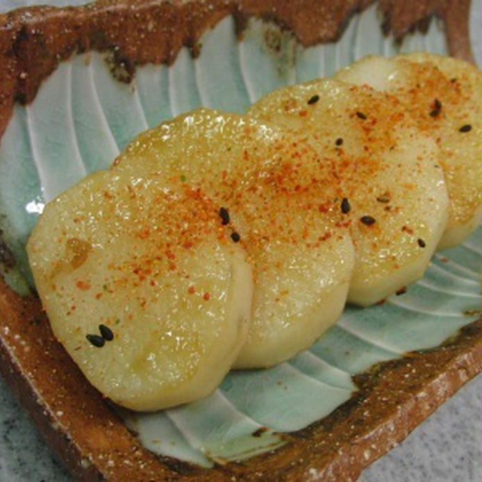 和皿に盛られた山芋の照り焼き