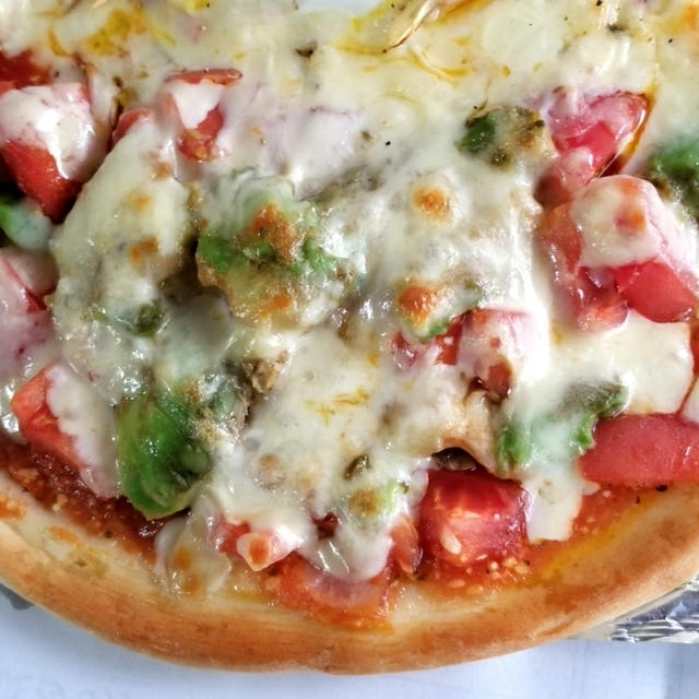 アボカド・ベーコン・トマトのピザ