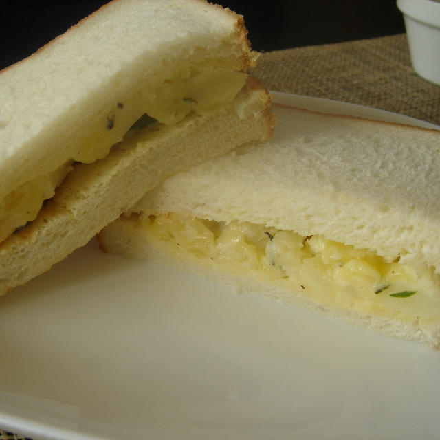 アツアツで食べるポテトチーズサンド。