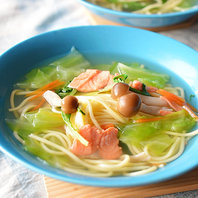 ブーケガルニが香る“野菜と鮭のスープスパゲティ”