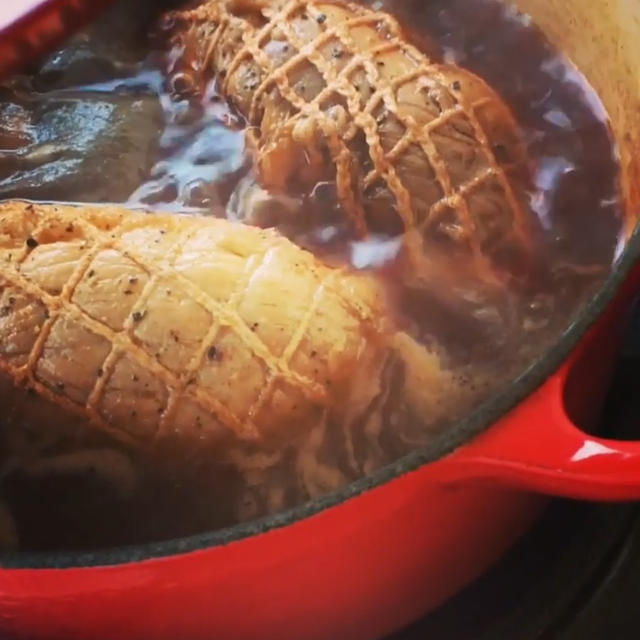 コトコト煮込むだけ！”豚肉の紅茶煮”