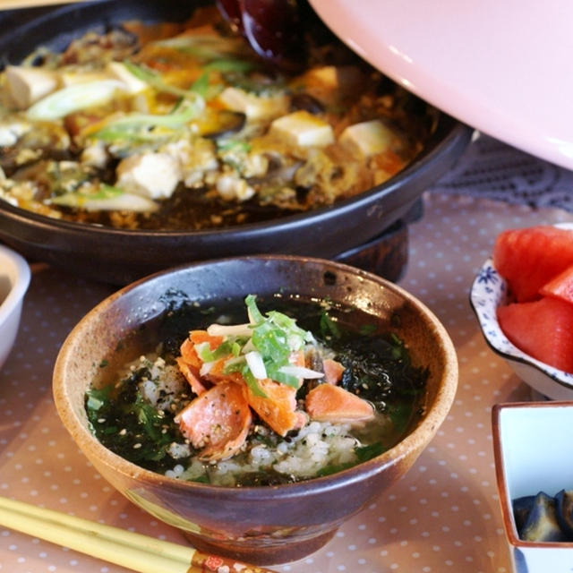 【ちょっと遅いブランチ】自家製青紫蘇ふりかけの鮭茶漬け／タジン鍋で野菜と豆腐の卵綴じです。