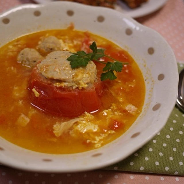 生姜でぽかぽか丸ごとトマトの肉詰めスープ