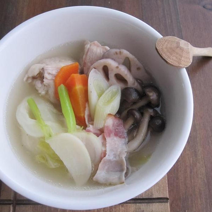 白い器に盛り付けた乾燥野菜スープ
