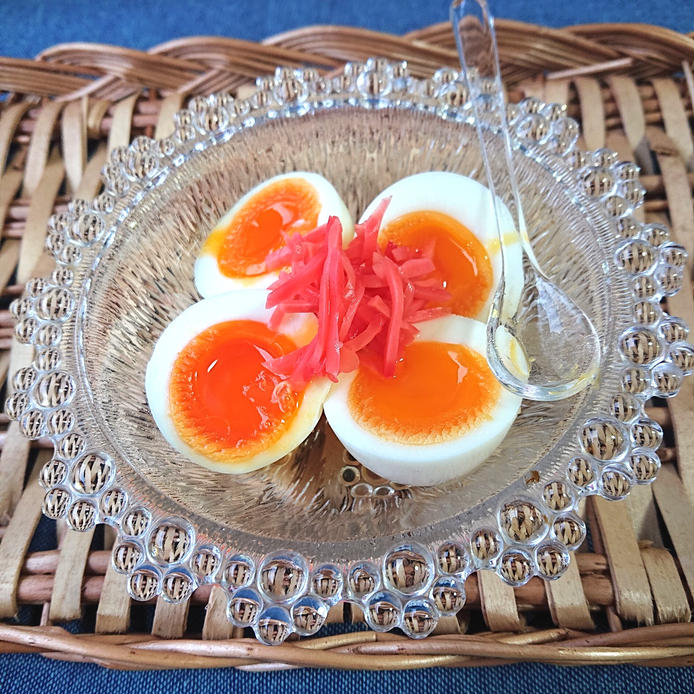 ガラスの皿に盛られた半熟卵の白だし紅しょうがのせ