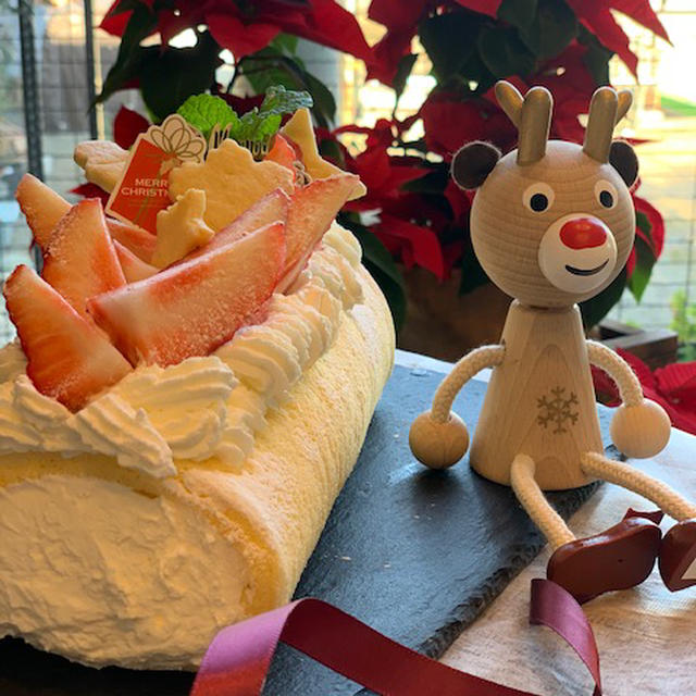 第二弾クリスマスケーキは・・・・ノンオイル・シフォン生地の苺ロールケーキでした!!