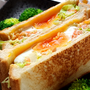 フライパンで作る♪巣ごもり卵のホットサンド
