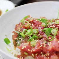 梱包とまぐろとラー油と勝手にコラボ。～まぐろのすき身deポキ丼～