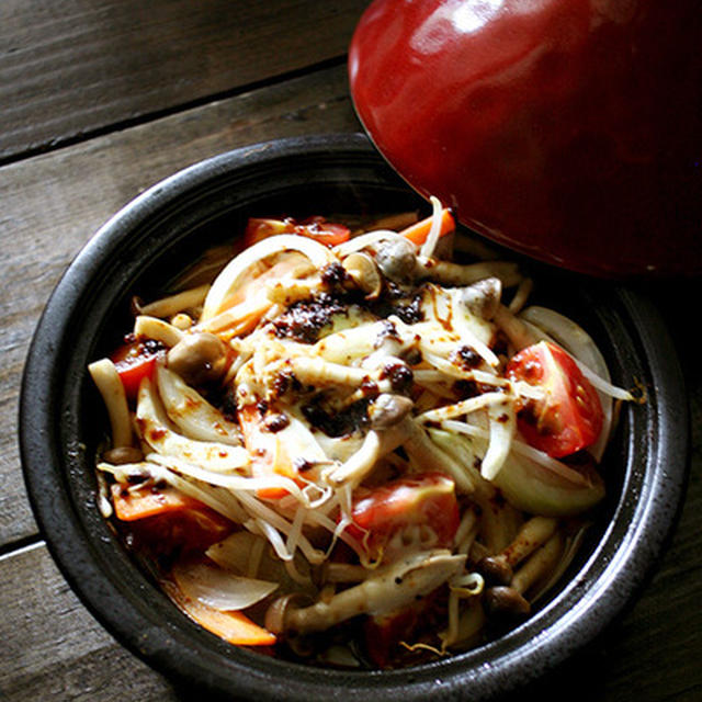 タジン鍋で作る！カレー味の蒸し焼き野菜