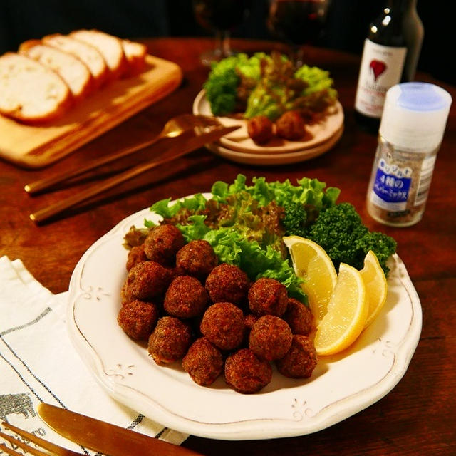 ボウルの中で全ての材料混ぜて！丸めて！！オーブンで焼くだけ！！！チューブにんにくを使えばお手軽さ倍増！！！！包丁やまな板も不要★チーズの濃厚な旨みたっぷり！ちょっと濃い目の味わいに仕上がってスパイシー感もあるので、ワイン等のお酒のおつまみにぴったり♪お好みでレモンをかけていただくとさらに美味しくいただけちゃう☆ハウス食品さんの「ハウス香りソルト 4種のペパーミックス」deスパイシーミートボール【レシピ 1771】【スパイス大使】