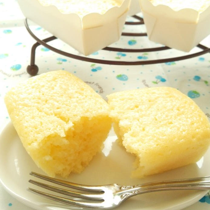 白い皿に盛られた、レモンヨーグルトのカップケーキ