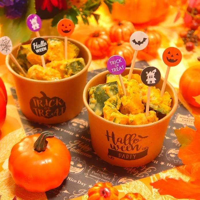 かぼちゃサラダがハロウィンのカップに盛り付けられている