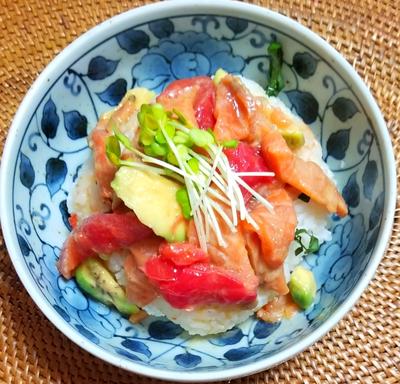 お刺身サーモンとアボカドの丼