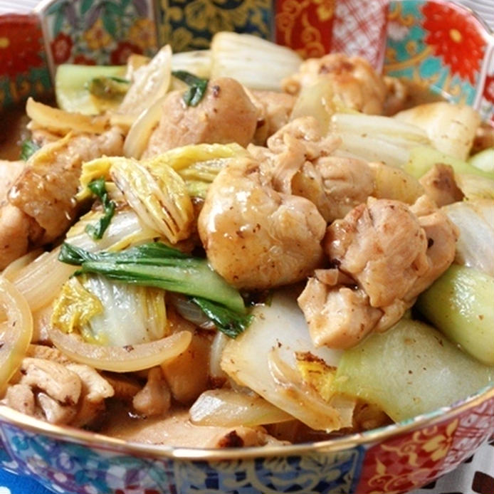 皿に盛られた鶏もも肉とチンゲン菜のうま煮