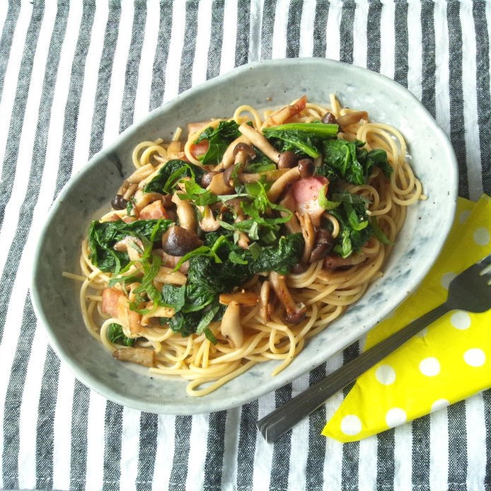 陶器の楕円皿に入ったかつお菜とベーコンの和風パスタ