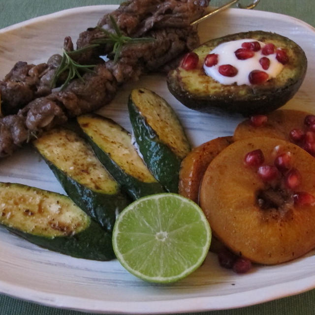 南瓜の種＆グリルしたアボカドと柿のソテーと牛肉の串焼き　　11・3・2013