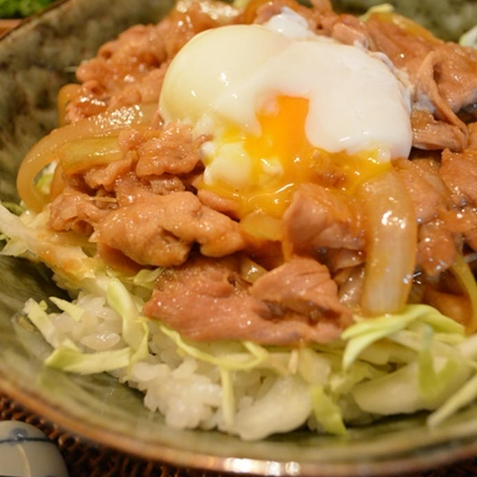 茶色い丼ぶりに盛られた、温玉のっけスタミナ丼