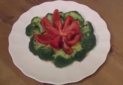 トマトとブロッコリーのシンプルサラダ