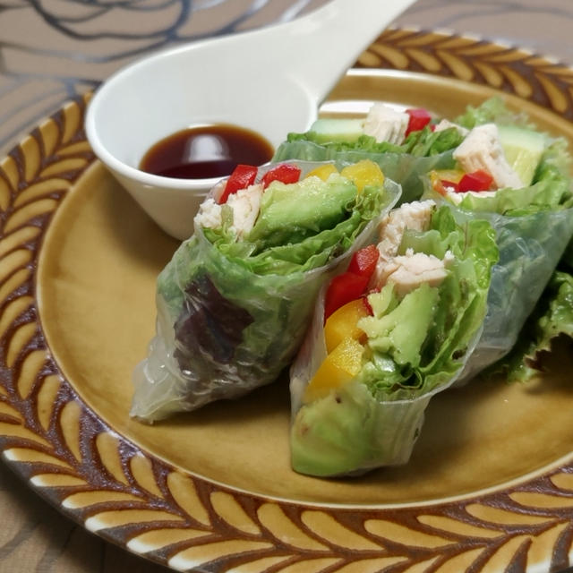 蒸し鶏とアボカドの生春巻き