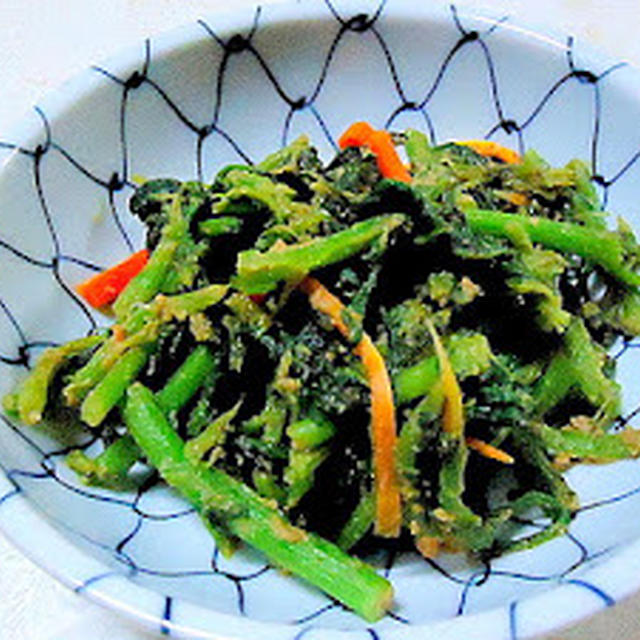 「彩り春菊とにんじんの胡麻和え」 🌿🥕✨