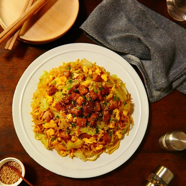 濃厚タレは焼きそばソースとして大活用！！！ブラックペパーたっぷり★ミツカン味ぽんで簡単に作れる鶏チャーシューとフワフワ卵の親子焼きそば　【Recipe no.1712】【レシピブログアワード2018】