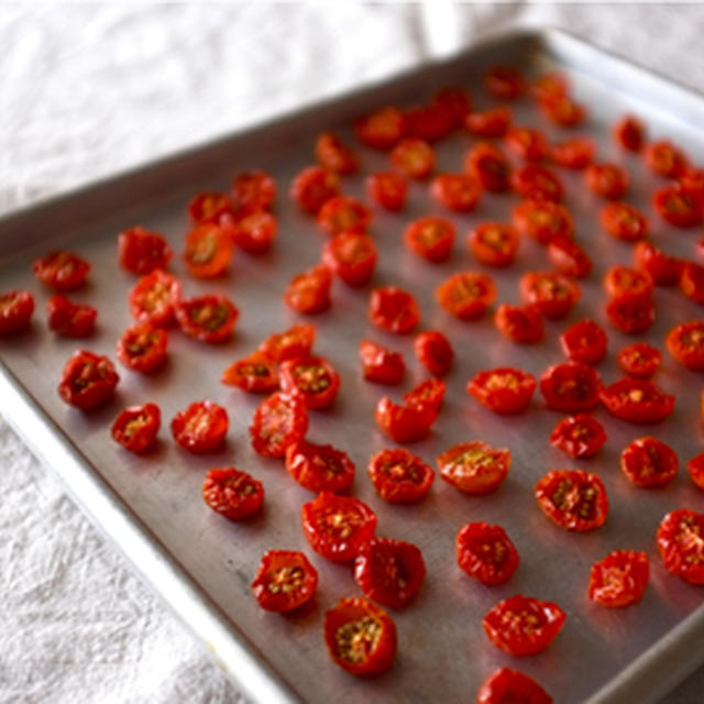 オーブンで簡単、手作りセミドライトマト。