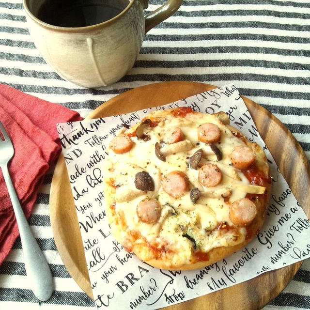 キノコとソーセージの自家製ピザ