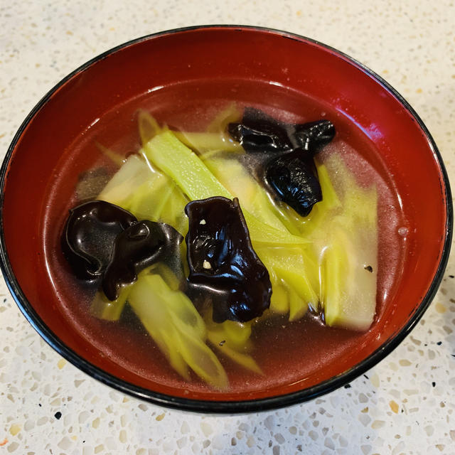 ブロッコリーの茎とキクラゲのスープ