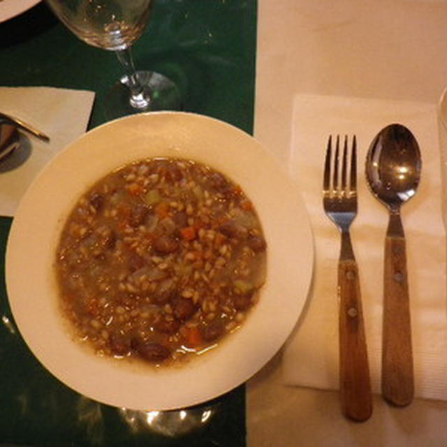 うずら豆とファッロ（スペルト小麦）スープ