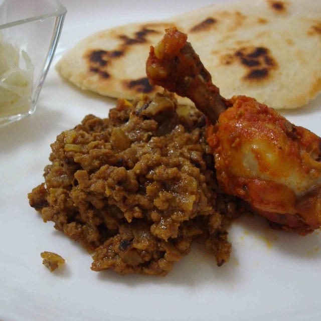 ナン、キーマカレー、タンドリーチキンとキャベツと玉葱のサラダ（Naan with Qeema (Keema) Curry, Tandoori Chicken, and Cabbage Salad）