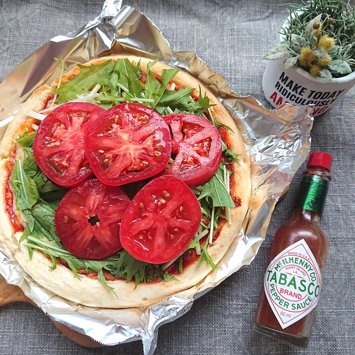 アルミホイルの上に水菜とトマトのお手軽ピザがのっている