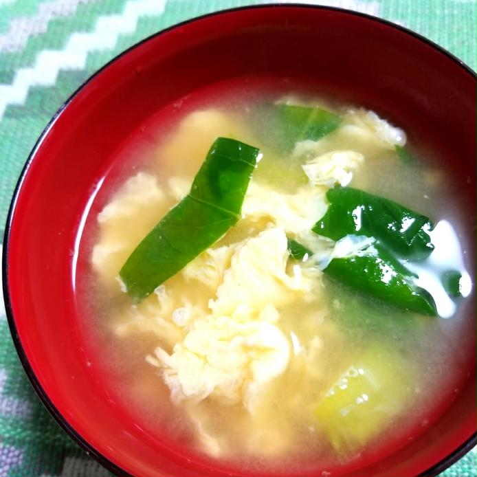 お椀の中のチンゲン菜とかき玉の味噌汁