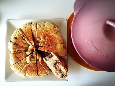 ルクルーゼで焼くチョコとクルミのパン