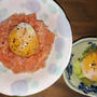 低温調理した卵黄とスモークサーモンのタルタルステーキ風