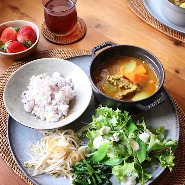 牛すじと大根とトマトのスープカレー・プレート。