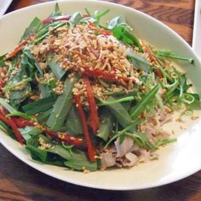 白い器に盛られたベトナム風空芯菜と豚肉の冷麺