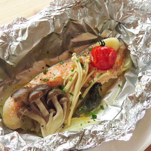 簡単手抜き料理、野菜たっぷりのキノコと鮭のホイル蒸し