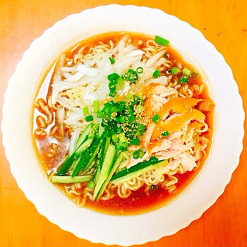 サラダチキンと野菜の冷やし味噌ラーメン