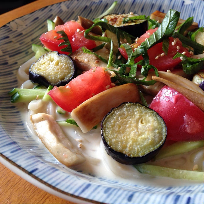 青い柄の皿に盛り付けた豆乳冷やしサラダうどん