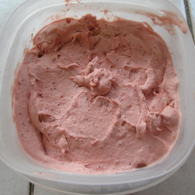ローストした苺と味噌風味のアイスクリーム