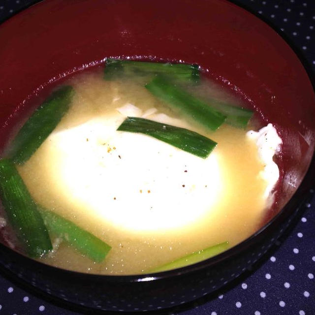 落とし卵とニラのお味噌汁 By ｓ４ さん レシピブログ 料理ブログのレシピ満載
