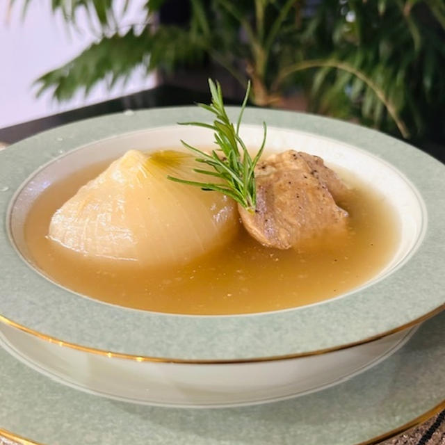 電子レンジでちょっと時短!!この時期には作りたいトロリ丸ごと新玉ねぎと鶏むね肉のスープ!!