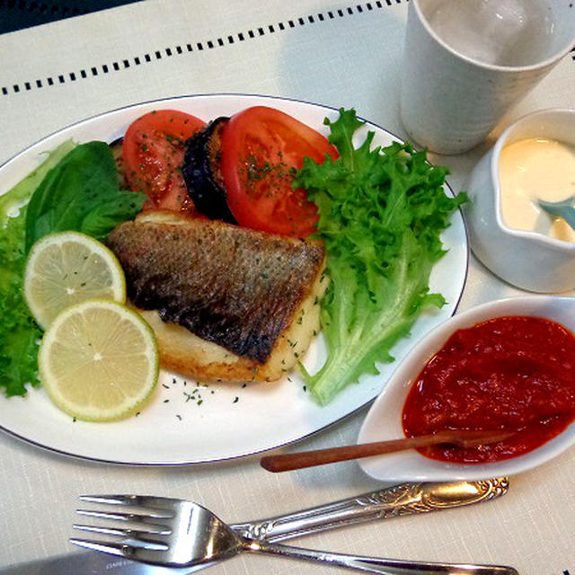 魅惑のカフェご飯レシピ♪鱸(すずき)のムニエル 茄子とトマト添え