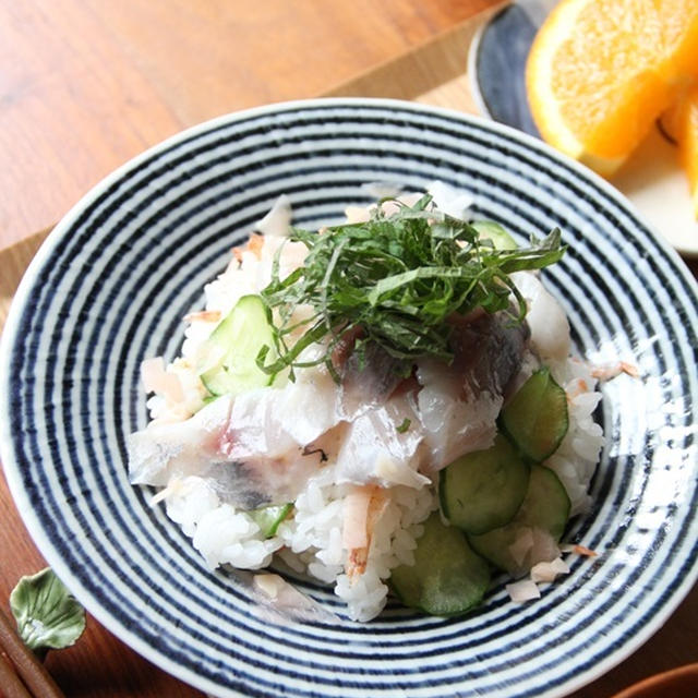 あじときゅうりのちらし寿司。そら豆と鶏そぼろの一口春巻き。