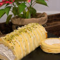 久しぶりのノンオイルシフォン生地ロールケーキはホワイトチョコとピスタチオでシンプルに飾り付けです