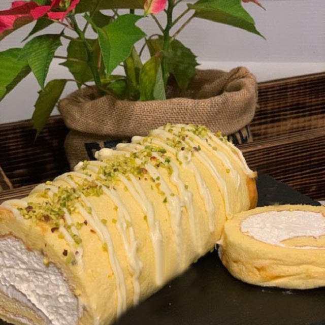 久しぶりのノンオイルシフォン生地ロールケーキはホワイトチョコとピスタチオでシンプルに飾り付けです